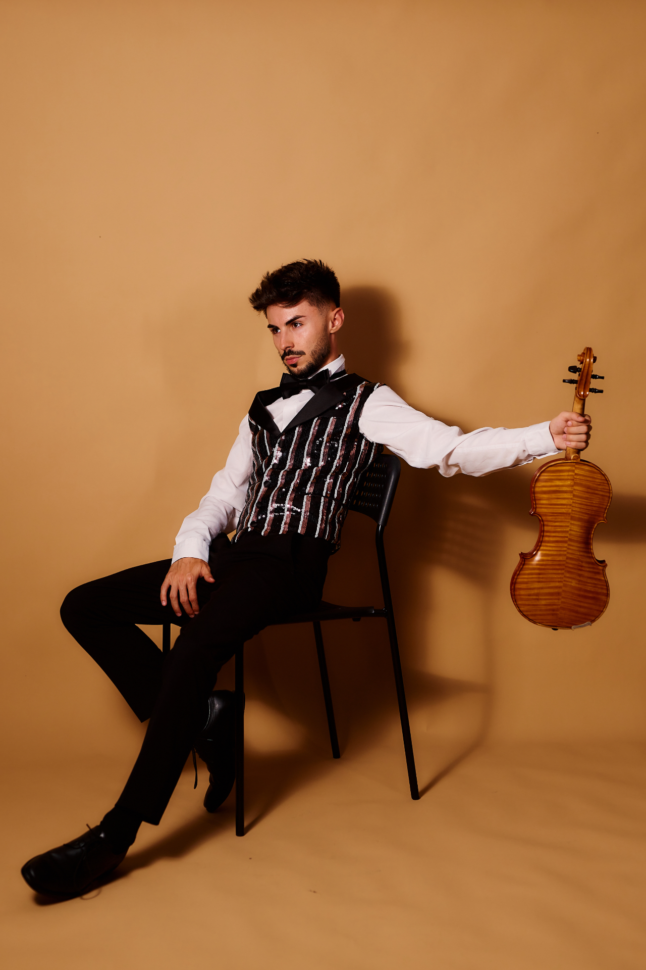 Máté Kozma studio portrait with violin
