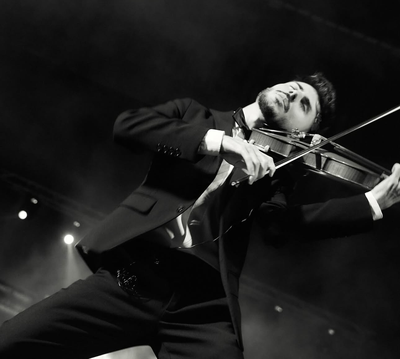 Black and white dynamic live shot of Máté Kozma performing